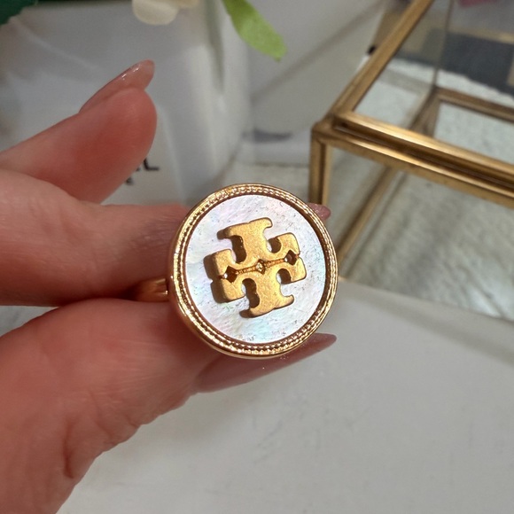 Tory Burch ICON Gold Mother of Pearl CIRCLE Ring - NWT/Dust Bag size 8 - Picture 6 of 7